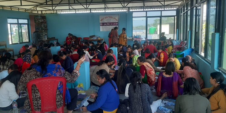 इटहरी १ नम्बर वडा कार्यालयद्वारा महिलाहरूलाई स्यानिटरी प्याड बनाउने तालिम