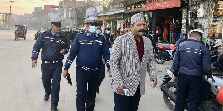 इटहरीको बजार क्षेत्रमा सडकपेटी खाली गराउन मेयर हेमकर्ण पौडेलको निर्देशन