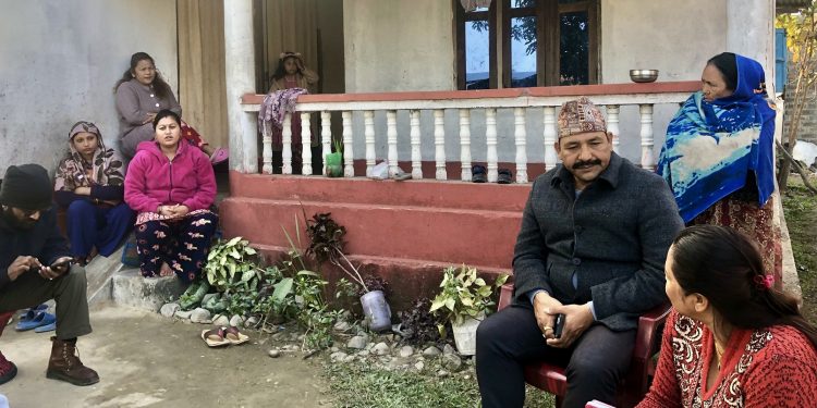 साहुको कारण पीडित बनेका तरहराका लालबहादुरको परिवारलाई इटहरीका मेयरको भेट