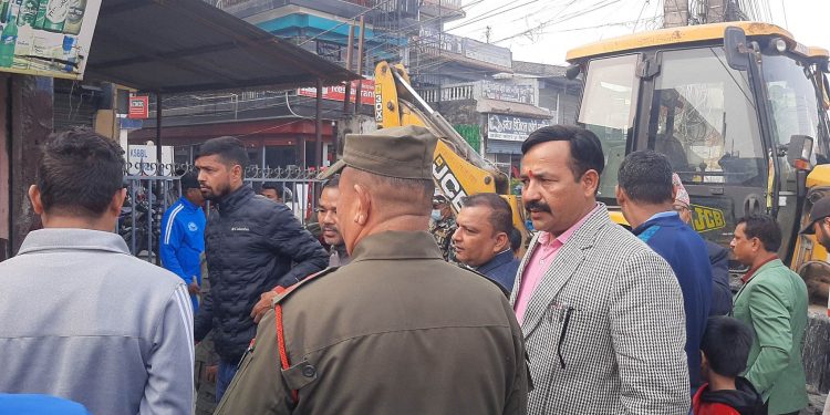 इटहरी : राजमार्गमा बनेका संरचनामाथि उपमहानगरको डोजर (तस्वीर र भिडियोमा हेर्नुहोस्)