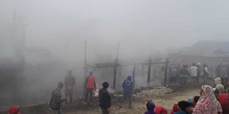 मोरङको केराबारीमा विद्युतको लाइन सर्ट भएर आगलागी हुँदा ३८ लाख बराबरको क्षति