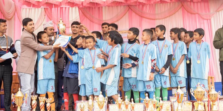 महर्षि स्कुललाई इटहरी एनप्याब्सन फुटबलको उपाधि