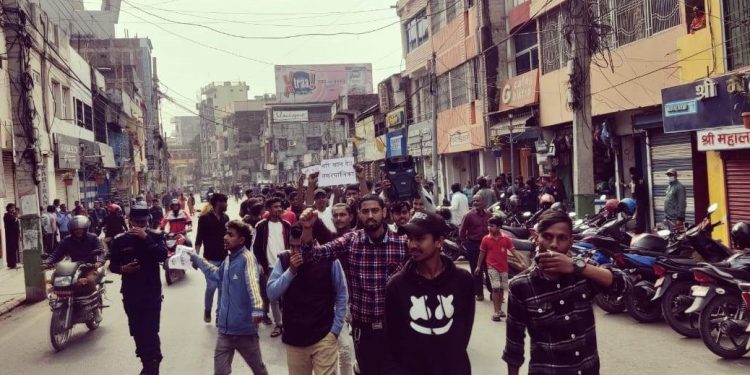 सडकमा पार्किङ गर्न पाउनुपर्ने माग राख्दै विराटगरका व्यवसायी आन्दोलित