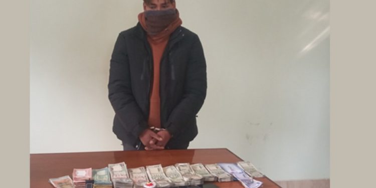 उदयपुरमा युरो, डलर र भारुसहित २१ वर्षीय युवक पक्राउ