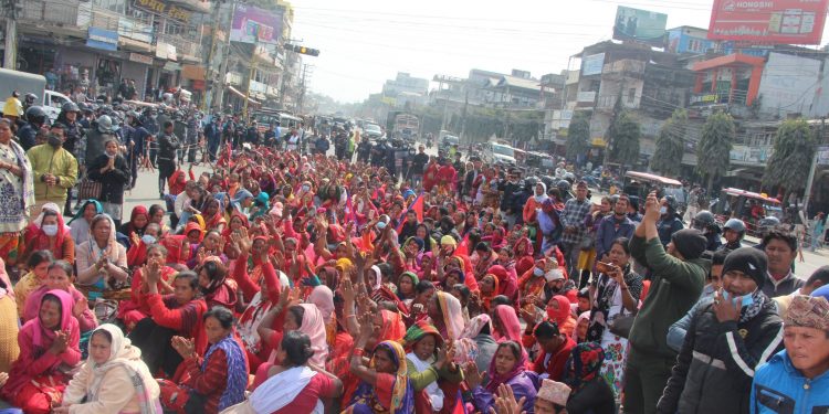 इटहरीमा लघुबित्त संस्थाबाट पीडितहरूको आक्रोश, कर्मचारीबाट मानसिक यातना