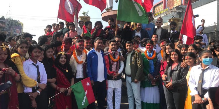 स्ववियु : इटहरीको जनता बहुमुखी क्याम्पसमा निर्वाचितहरूले निकाले विजय जुलुस