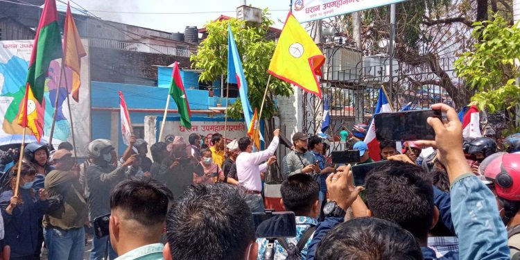 कोसी प्रदेश : धरान उपमहानगरमा लेटर प्याड र स्टाम जलाइयो, कार्यालयमा तालाबन्दी (तस्वीरहरूसहित)