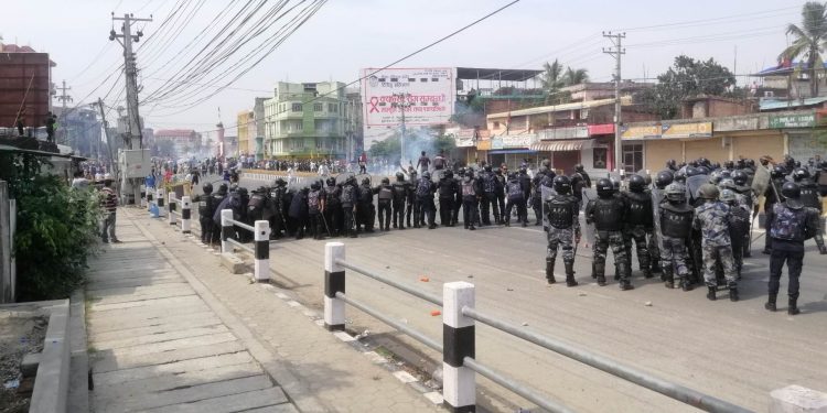 विराटनगरमा पहिचान पक्षधर र सुरक्षाकर्मीबीच झडप हुँदा प्रहरीसहित १० जना घाइते