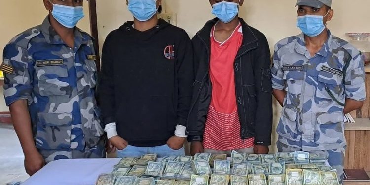 स्रोत नखुलेको रकमसहित इटहरीका दुईजना पक्राउ