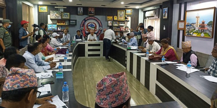 धरानका मेयर हर्क साम्पाङले कार्यपालिका सदस्यहरूसँग मागे माफी, बस्यो कार्यपालिका बैठक