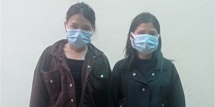 गुप्ताङ्गमा लुकाएर ब्राउनसुगर लैजान लाग्दा दिदीबहिनी पक्राउ