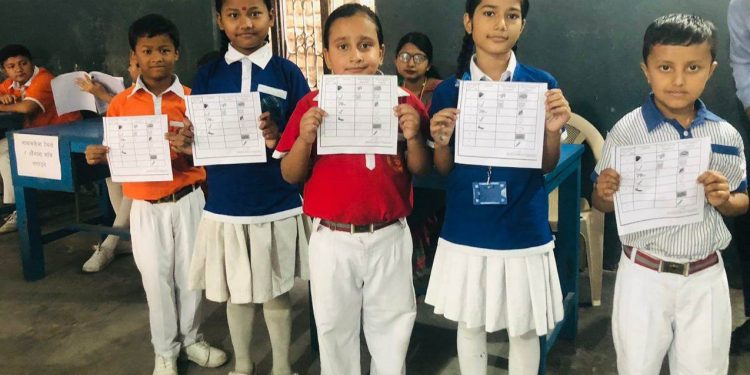 जब विद्यार्थीहरू मत खसाल्न लाइन बसे…