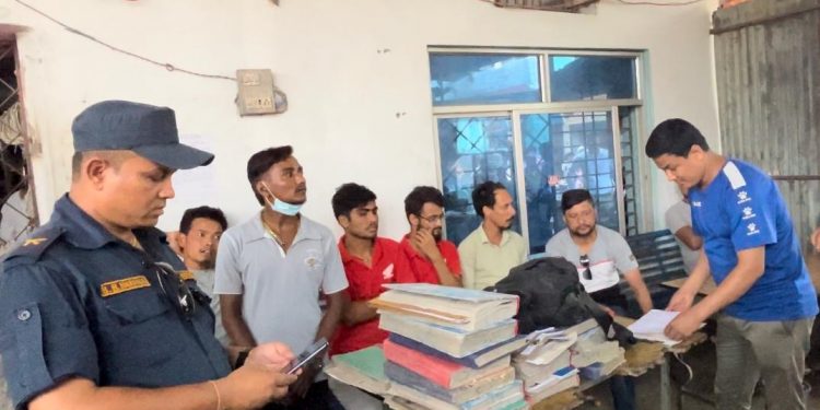 यी हुन् इटहरीको यातायात कार्यालय बाहिरबाट पक्राउ परेका २२ जना बिचौलिया