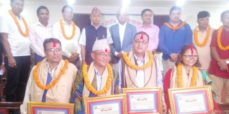 चारजना पत्रकारलाई प्रदेश पत्रकारिता पुरस्कार प्रदान