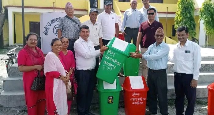 महेन्द्र माविमा तरहरा सव डिभिजन वन कार्यालयद्वारा डसबिन वितरण