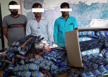 अवैध सामानसहित तीन पक्राउ