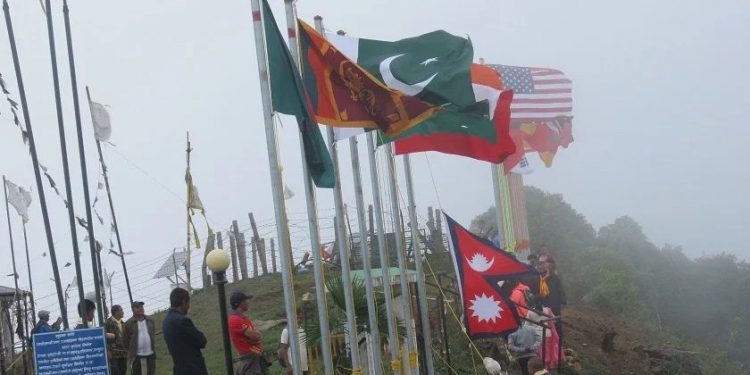 धनकुटाको साँगुरीगढीस्थित ध्वजे डाँडामा २२ देशको झन्डा