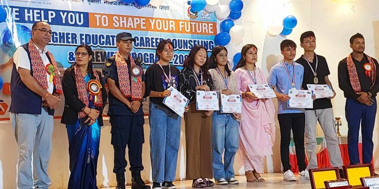आकाश इन्स्टिच्युटद्धारा एसईई दिएका विद्यार्थीहरूलाई शैक्षिक परामर्शसँगै विदाई