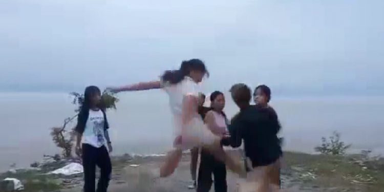 सप्तकोसी किनारमा युवतीहरूबीच ‘ग्याङ फाइट’