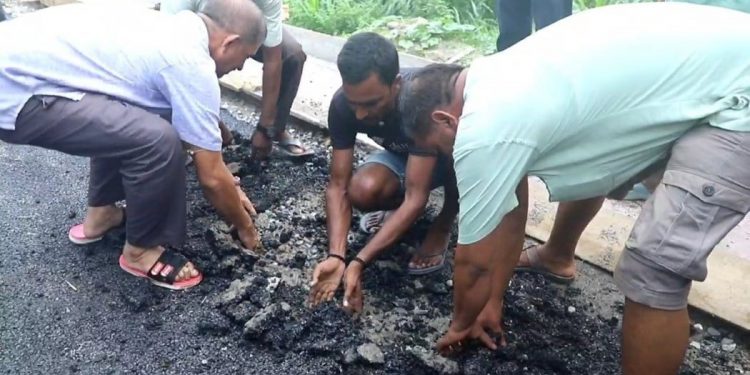 मोरङमा गुणस्तरहीन कालोपत्रे गरिएको भन्दै उप्काइयो
