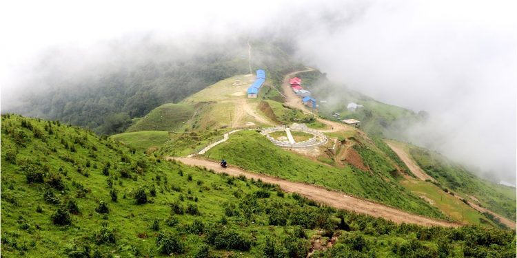 उत्कृष्ट पर्यटकीय गन्तव्य बन्दै भोजपुर र खोटाङको सिमानामा रहेको कपासे भन्ज्याङ