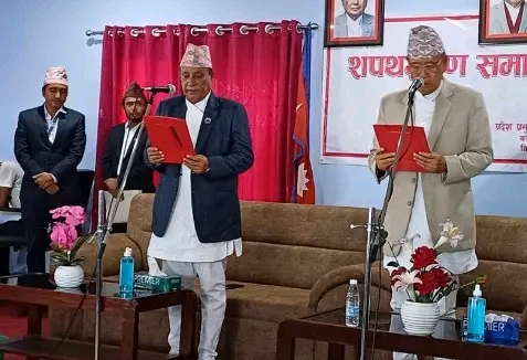 मुख्यमन्त्री उद्वव थापासँगै तीन मन्त्रीले लिए शपथ