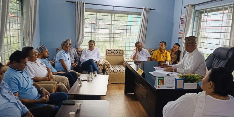 इटहरीमा पूर्वाग्रह राखेर कर्मचारी सरुवा गरिएको एमालेको आरोप, उपमेयरसहित २४ कार्यपालिका सदस्यको आपत्ति