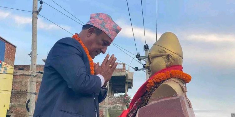 मुख्यमन्त्री थापाद्वारा पुष्पलाल श्रेष्ठ र कृष्णप्रसाद कोइरालाको मूर्तिमा माल्यार्पण
