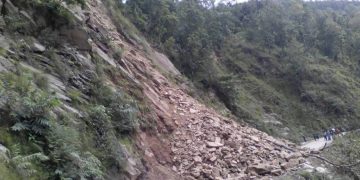 पहिरोको कारण मेची राजमार्ग अवरुद्व