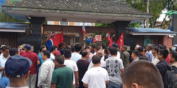 धरानको घण्टाघरका मजदुरलाई मेयर हर्क साम्पाङको निर्देशनमा निकालिएको भन्दै तालाबन्दी