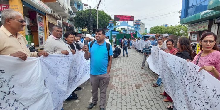 इटहरीको कर वृद्धिविरुद्ध रास्वपाद्धारा २७ हजार हस्ताक्षर संकलन