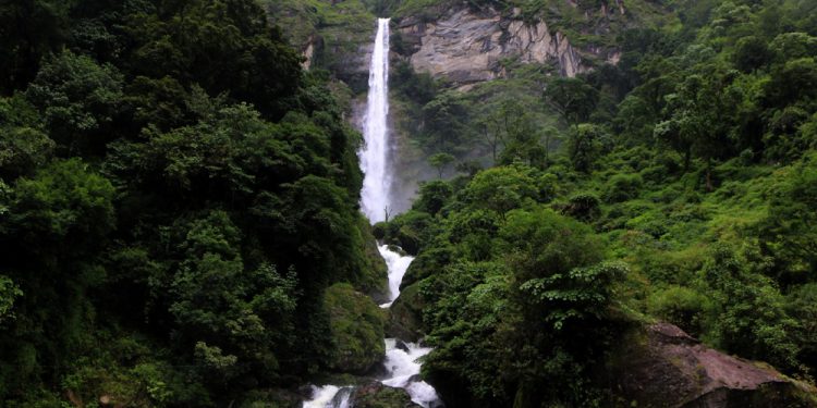 ताप्लेजुङ : मनै लोभ्याउने फुङफुङ्गे झरना