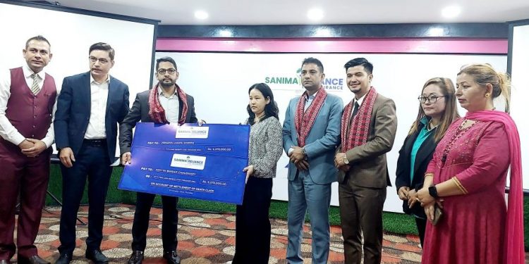 पत्रकार चौधरी परिवारलाई सानिमा इन्स्योरेन्सले दियो एक करोड चार लाख