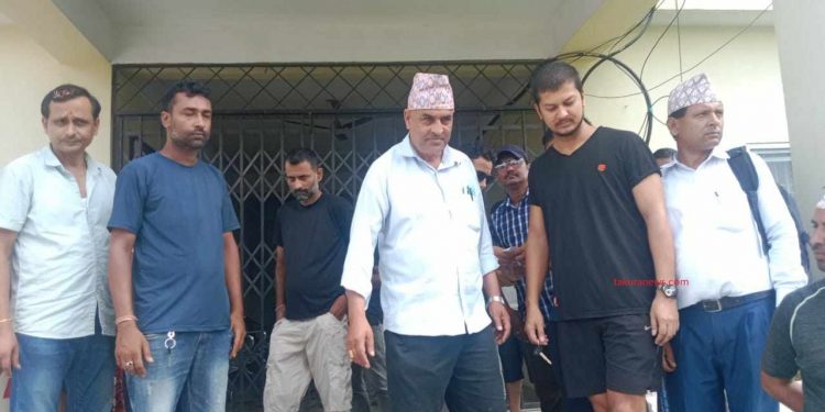 इटहरीमा अत्यधिक कर बढाइएको भन्दै वडा कार्यालयमा तालाबन्दी