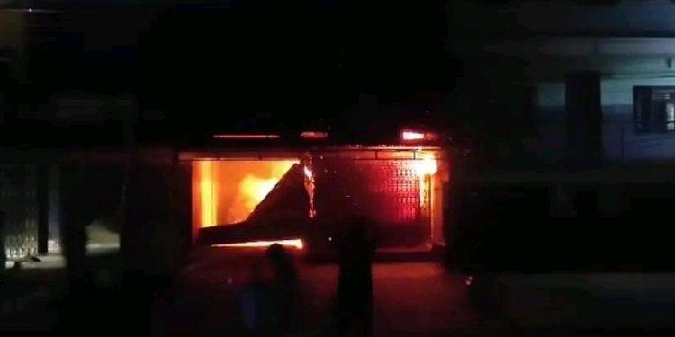 मोरङ सुन पसलमा आगलागी हुँदा सुरक्षाकर्मीसहित दुई दर्जन बढी घाइते
