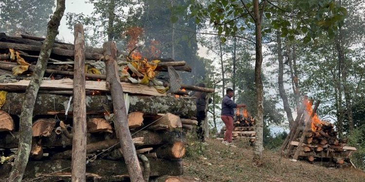 धनकुटामा एकै घरका तीन मृत्यु प्रकरण : तीन चिता बनाएर दाहसंस्कार