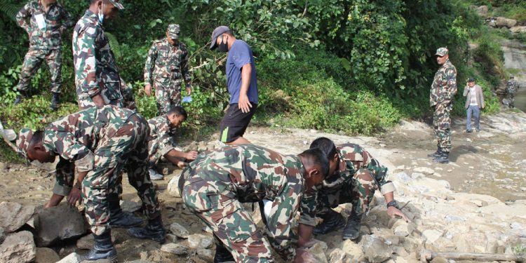 खोटाङ : सडक मर्मतमा सहयोग पुर्याउँदै सेना