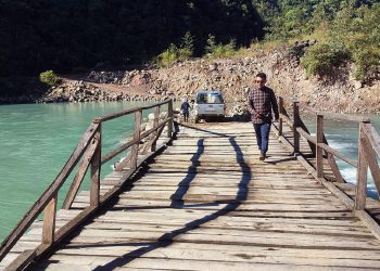 तमोर नदीमा काठको पुल निर्माण