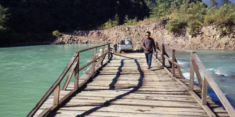 तमोर नदीमा काठको पुल निर्माण