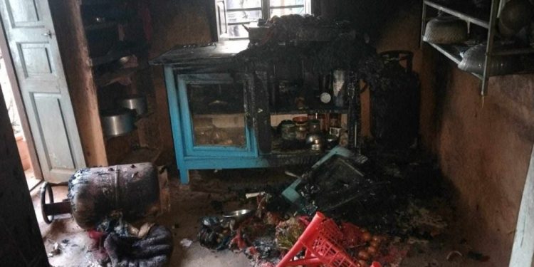 धनकुटामा वडाध्यक्षलाई घरभित्रै थुनेर घरमा लगाइयो आगो
