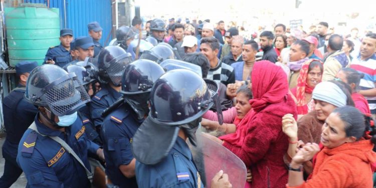 झापा : बिरामीको मृत्यु भएपछि अस्पतालमा तोडफोड