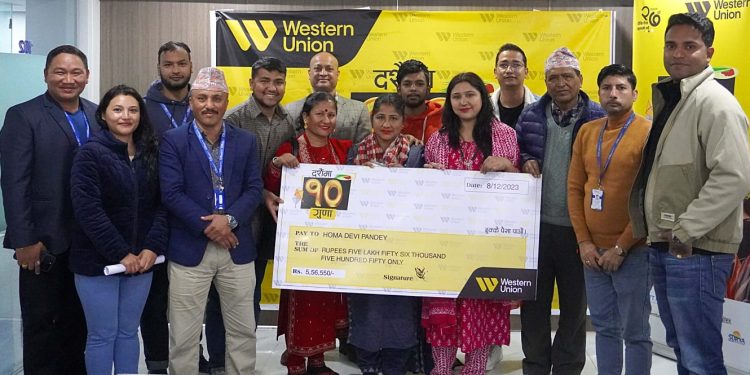 वेस्टर्न युनियनद्वारा ‘दसैँमा १० गुणा’ विजेता इटहरीकी होमालाई नगद हस्तान्तरण