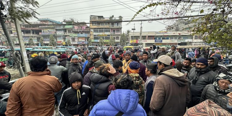 इटहरीमा नगर प्रहरीले दुःख दिएको भन्दै सफारी चालकहरू आन्दोलित