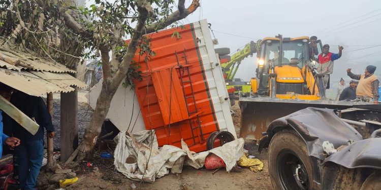 मोरङको बूढीगंगामा लहरी गाडी पल्टिएर दुर्घटना हुँदा एकै परिवारका दुईसहित तीनको मृत्यु