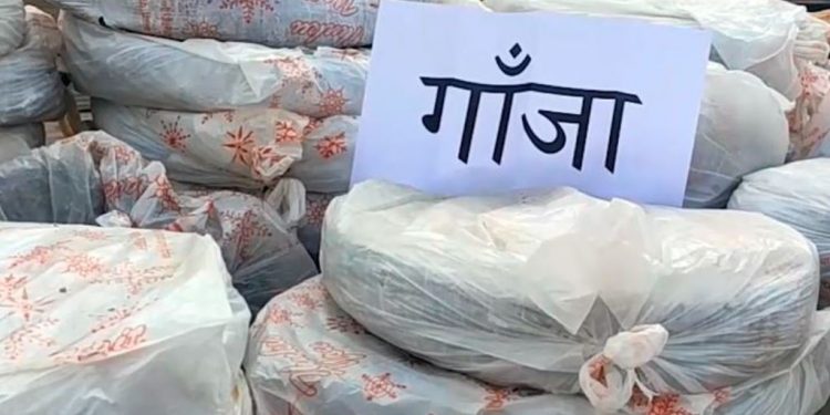 सुनसरीमा एक सय २२ केजी गाँजा बरामद, प्रहरीलाई देखेपछि मोटरसाइकल चालक फरार