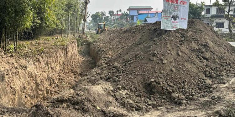 इटहरीमा दैनिकजसो जंगली हात्तीका बथान आए, बस्तीमा पस्न नदिन वारपार खाडल खन्न सुरु
