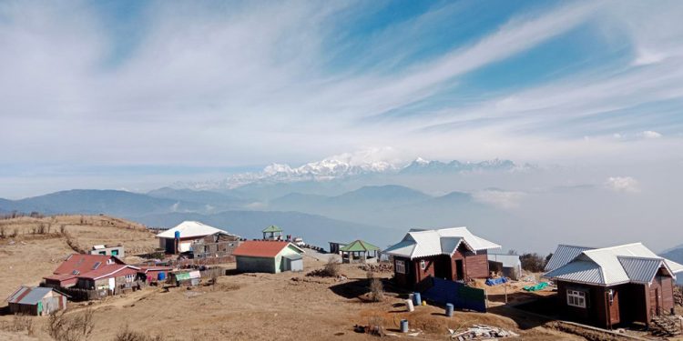 हिमालको दृश्यले पर्यटक आकर्षित
