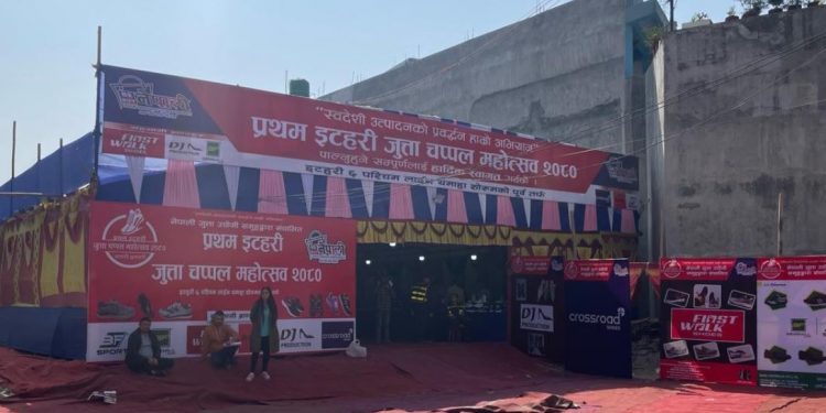 जुत्ता मेला लगाउने आयोजकलाई इटहरीका व्यापारीहरूले ‘हाम्रो भाग खोस्न आउनुभयो’ भनेपछि…