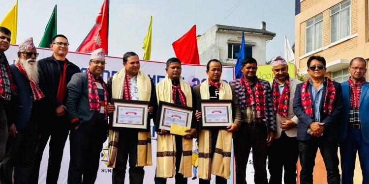 हिसान सुनसरीद्वारा तीन पत्रकार सम्मानित