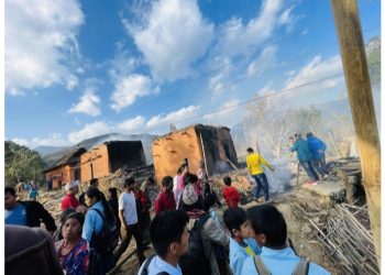 खरबारीमा लागेको आगोेले घर र मतान जलेर सखाप